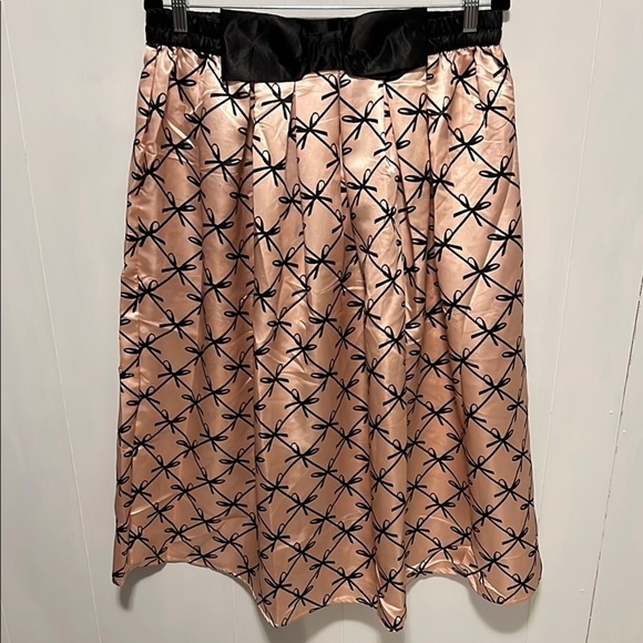 Elegant Black and Pink Skirt Bows Galore - Picture 2 of 10